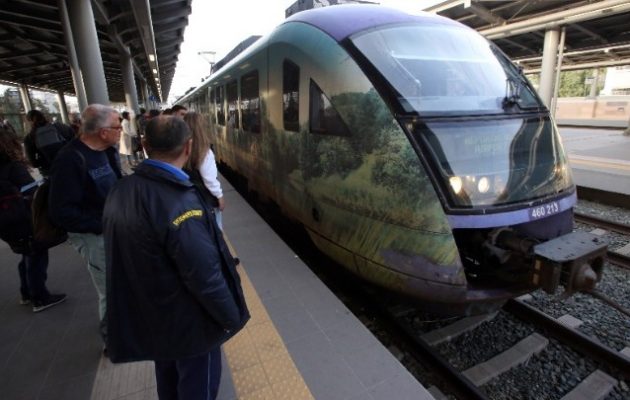 ΣΥΡΙΖΑ: Ντροπή – Η ΝΔ έβαλε «κομπάρσους»-επιβάτες στελέχη της στην επανεκκίνηση των τρένων