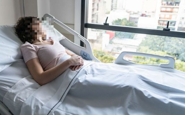 Γυναίκα ασθενής σε νοσοκομείο: «Σκίζει με μανία το ρομπάκι και με ξεγυμνώνει ως τον αφαλό. Το στήθος μου έξω. Είμαι σε σοκ!»