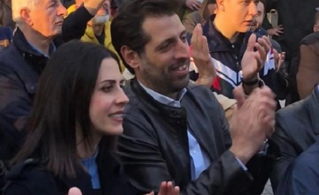 Ελένη Χρονοπούλου: Πρώτη δημόσια εμφάνιση σε ομιλία του Ανδρουλάκη, μετά την καταγγελία της