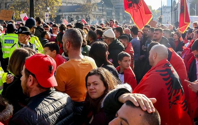 Βρετανία: «Μην έρχεστε» διαμηνύει στους επίδοξους Αλβανούς μετανάστες – Έξαλλος ο Ράμα