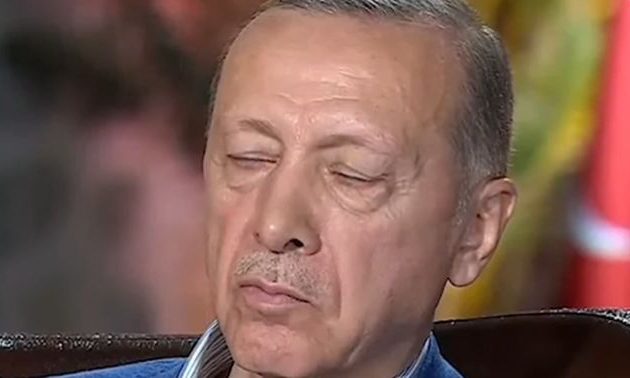 Ο Ερντογάν αποκοιμήθηκε μπροστά στην κάμερα (βίντεο)