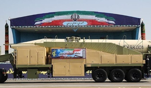 Το Ιράν παρουσίασε νέο βαλλιστικό πύραυλο με βεληνεκές 2.000 χιλιόμετρα