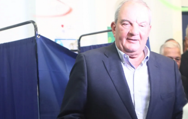 Ψήφισε ο πρώην πρωθυπουργός Κώστας Καραμανλής – Δεν έκανε δήλωση