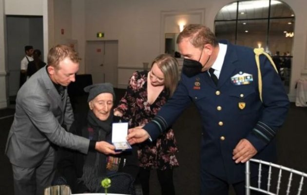 Τιμήθηκε ο 104χρονος Αυστραλός, Τσάρλι Περότ, μοναδικός επιζών της Μάχης της Κρήτης