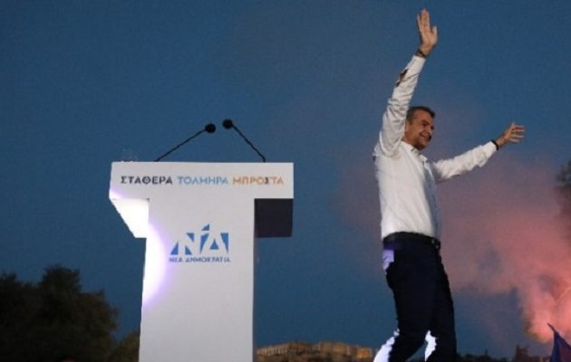 Ισχνή η κεντρική προεκλογική συγκέντρωση της ΝΔ (φωτο) – Στον δικό του κόσμο ο Μητσοτάκης