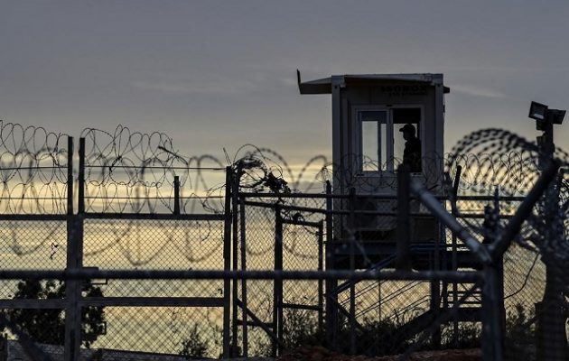 Tagesspiegel: Οι συνθήκες στις «φυλακές απελάσεων» στην Κω