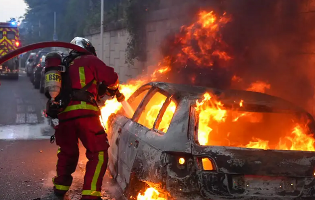 Παρίσι: Έκρηξη οργής και ταραχές μετά τον θάνατο 17χρονου από αστυνομικά πυρά