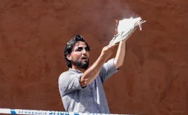 Ιρακινός πρόσφυγας έκαψε δημόσια το Κοράνι στη Σουηδία – Τουρκική οργή!