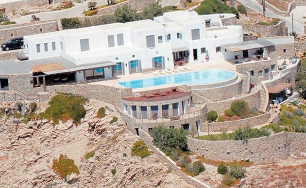 Μύκονος: 50 εκατ. ευρώ πωλείται η πρώην βίλα του Π. Κωστόπουλου – Ο εκδότης την είχε δώσει για 5,5 εκατ.
