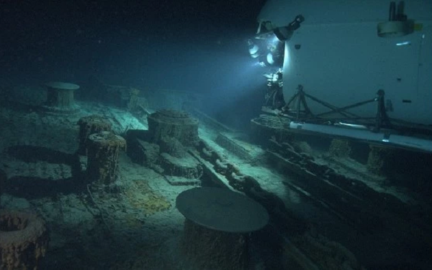 Bρέθηκαν συντρίμμια κοντά στον «Τιτανικό» – Έρευνα για το αν ανήκουν στο υποβρύχιο «Titan»