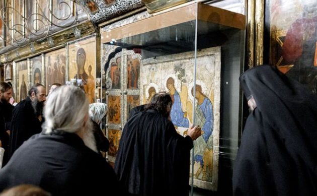 Ο Πούτιν «επιστρατεύει» θρησκευτικά κειμήλια αδιαφορώντας για το αν θα καταστραφούν