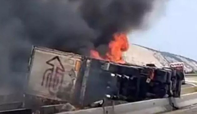 Αθηνών-Κορίνθου: Νταλίκα ανετράπη και πήρε φωτιά – Κόρη βουλευτή πέρασε μέσα από τους καπνούς