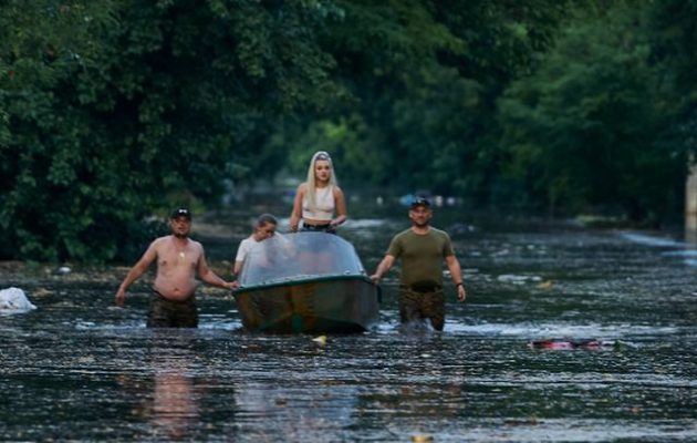 Ουκρανία: Σε απόγνωση οι κάτοικοι σε Χερσώνα και Νόβα Καχόβκα – 30.000 κυβικά μέτρα νερού το δευτερόλεπτο διαρρέουν από τον ταμιευτήρα