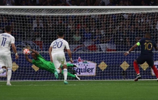 Παρίσι: Η Εθνική έχασε 1-0 με διπλό χτύπημα πέναλτι του Μπαπέ