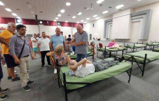 Φωτιά Μαγνησία: Εκατοντάδες πολίτες στο Εκθεσιακό Κέντρο Βόλου για να περάσουν το βράδυ