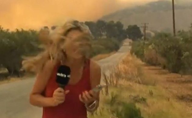 Νέα Αγχίαλος: Ισχυρή έκρηξη «τραντάζει» την ρεπόρτερ σε ζωντανή μετάδοση (βίντεο)