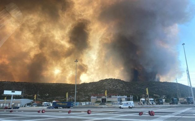 Τεράστια φωτιά στο Λουτράκι: Εκκενώσεις, υλικές ζημιές και απεγκλωβισμοί
