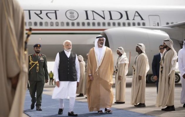 Άμπου Ντάμπι: Μεγαλειώδης υποδοχή του Ινδού πρωθυπουργού Μόντι από τους Εμιρατιανούς