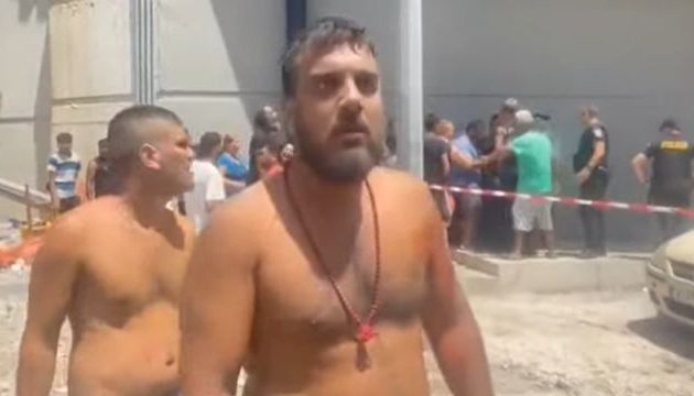 Πάτρα – Δίπλα στη γέφυρα Επιζώντας: «Έχει δύο-τρία άτομα θαμμένα» – Ακούγονται φωνές κάτω από τα συντρίμμια