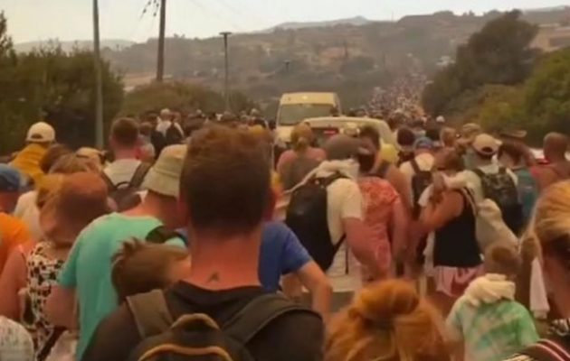 Ρόδος: Εκατοντάδες τουρίστες προσπαθούν να διαφύγουν από τις φλόγες (βίντεο)