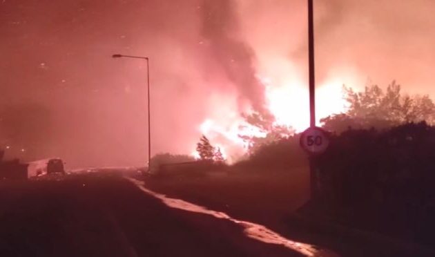 Ρόδος Φωτιά: Στο Κιοτάρι καίγονται ξενοδοχεία, καταστήματα, οχήματα