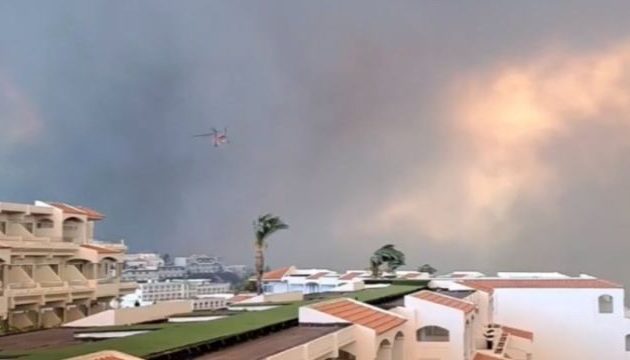 Ρόδος: Καίγονται ξενοδοχεία στο Κιοτάρι – Οι τουρίστες εκκενώνουν με βάρκες