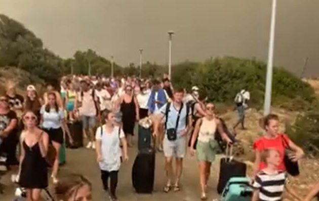 Ρόδος Φωτιά: Πρώτο θέμα η λαίλαπα στα βρετανικά ΜΜΕ – Τι λένε οι Βρετανοί τουρίστες