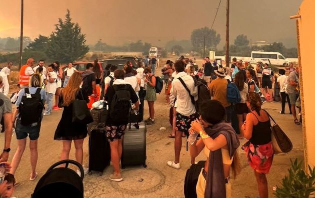 Βρετανός τουρίστας στη Ρόδο: «Ο ήλιος χάθηκε» – «Παιδιά ούρλιαζαν και έκλαιγαν και οι γονείς τους το ίδιο»