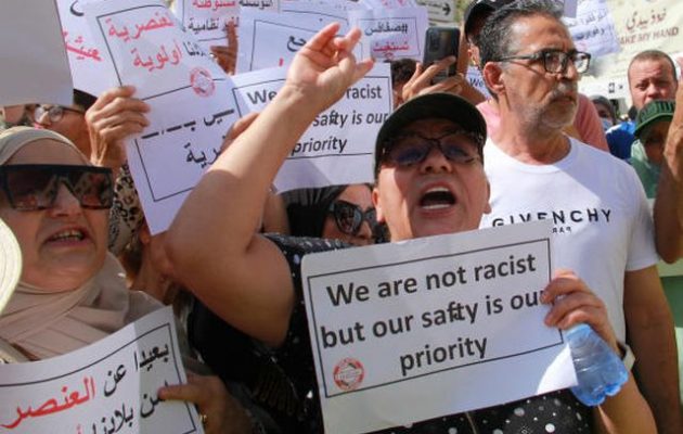 Η Τυνησία απωθεί προς τη Λιβύη υποσαχάριους μετανάστες – Προηγήθηκαν οδομαχίες και «κυνήγι μαύρων»
