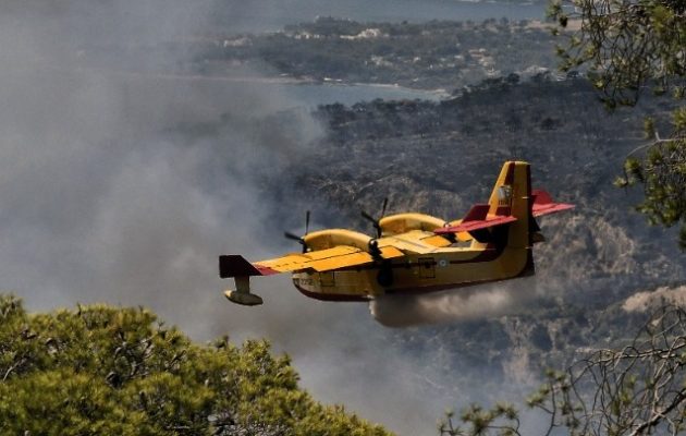 Πυρκαγιές: Μεγάλες αναζωπυρώσεις σε Δυτική Αττική, Ρόδο και Λευκόχωμα Λακωνίας