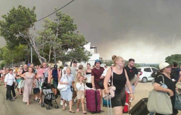 Spiegel: Ο μαζικός φτηνός τουρισμός έχει ευθύνη για τις φωτιές στη Ρόδο