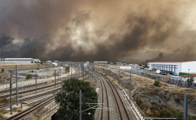 Φωτιά Ασπρόπυργος: Η κόλαση ξεκίνησε από τις αυτοσχέδιες χωματερές – Φλόγες κοντά στην 112 Πτέρυγα Μάχης