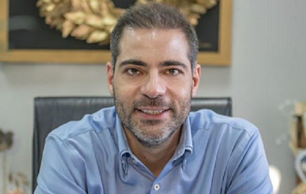 Ο Δήμαρχος Αλίμου καταγγέλλει το Λιμενικό ότι βάζει πρόστιμα στο Δήμο και όχι στις ξαπλώστρες