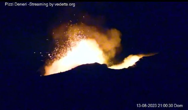 Ιταλία: «Σιντριβάνια» λάβας από την Αίτνα