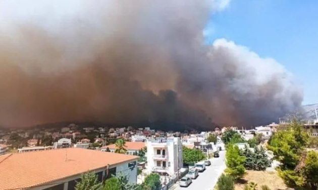 Εκκενώνεται η Φυλή, καίγονται σπίτια – Στους πρόποδες της Πάρνηθας η φωτιά