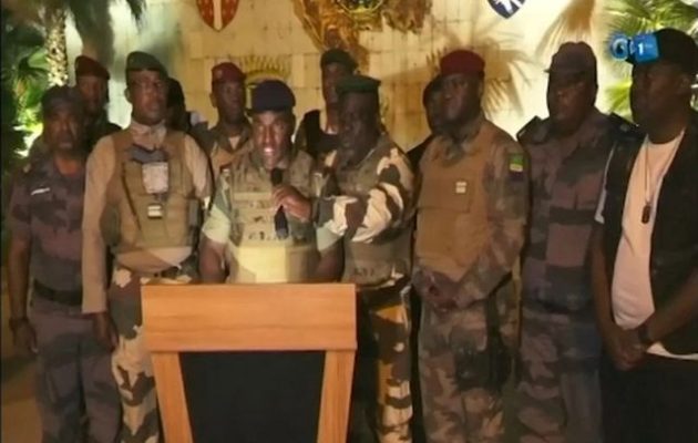 Πραξικόπημα στην Γκαμπόν – Σφοδρά πυρά στην πρωτεύουσα