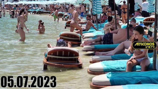 Μύκονος: «Μάζεψαν» τις ξαπλώστρες που ήταν μέσα στη θάλασσα