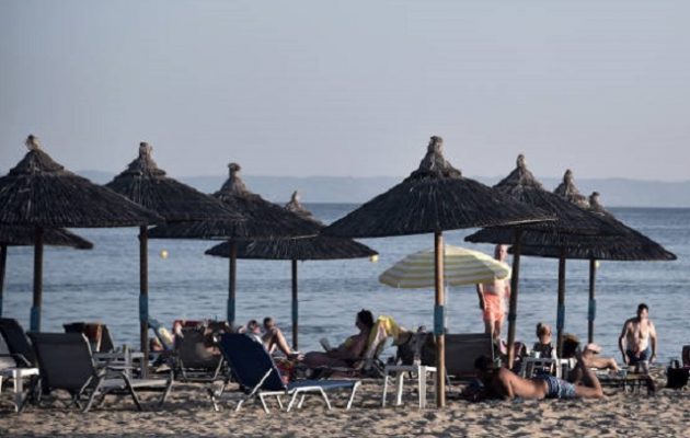 Ηλικιωμένοι καταγγέλλουν υπεύθυνο beach bar στη Χαλκιδική για ξυλοδαρμό: «Θα σας πνίξω»