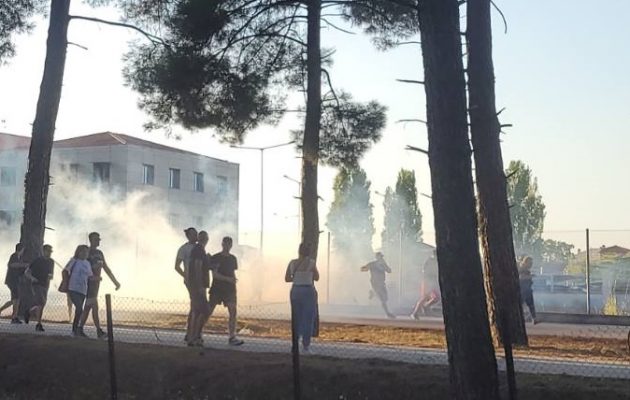 Λάρισα: Χημικά κατά πολιτών που διαμαρτύρονταν για την άφιξη του Μητσοτάκη
