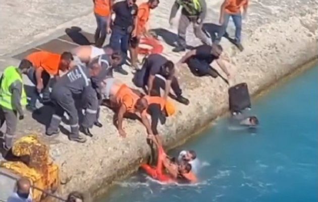 Τήνος: Γυναίκα έπεσε στη θάλασσα κατά την επιβίβαση της σε πλοίο (βίντεο)