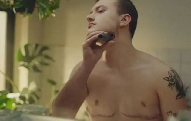 «Σάλος» με διαφήμιση που δείχνει τρανς άνδρα να ξυρίζεται