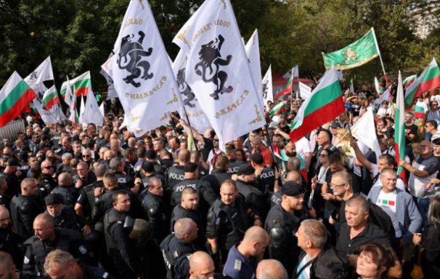 Στη Βουλγαρία εθνικιστές με ρωσικές σημαίες διαδήλωσαν κατά του ΝΑΤΟ και της βοήθειας στην Ουκρανία