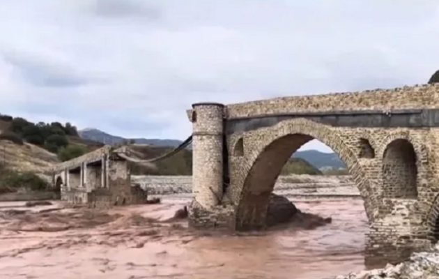 Κακοκαιρία «Ντάνιελ»: Κατέρρευσε το ιστορικό γεφύρι της Σαρακίνας