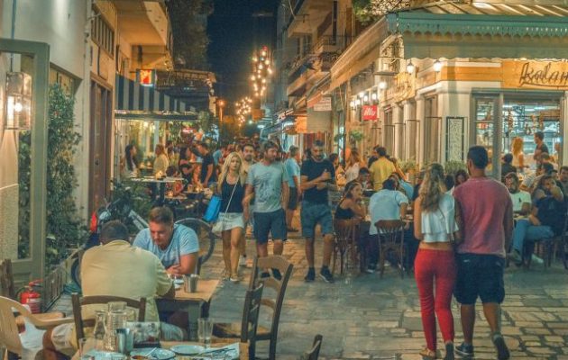 Καλαμάτα: Νεαροί «έπαιξαν ξύλο» έξω από νυχτερινό κέντρο – Συνελήφθησαν οι τραυματίες