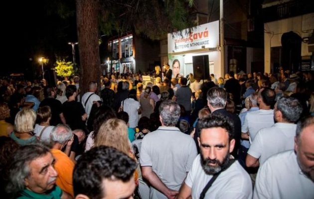 Ποιο «τέλος» της πολιτικής; Υπάρχει δήμαρχος που γεμίζει δρόμους και πλατείες