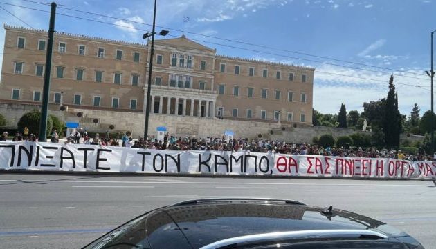 Συγγενείς πλημμυροπαθών μπροστά στη Βουλή: «Πνίξατε τον κάμπο, θα σας πνίξει η οργή μας»