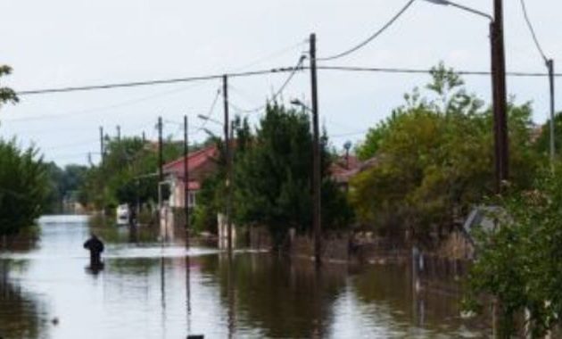 Υπ. Υγείας σε πλημμυροπαθείς: Χρησιμοποιείστε μόνο εμφιαλωμένο νερό, μην καταναλώνετε τρόφιμα