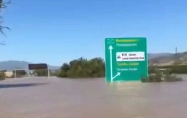 Με βάρκα στην Εθνική Οδό μετά τα Τέμπη (βίντεο)