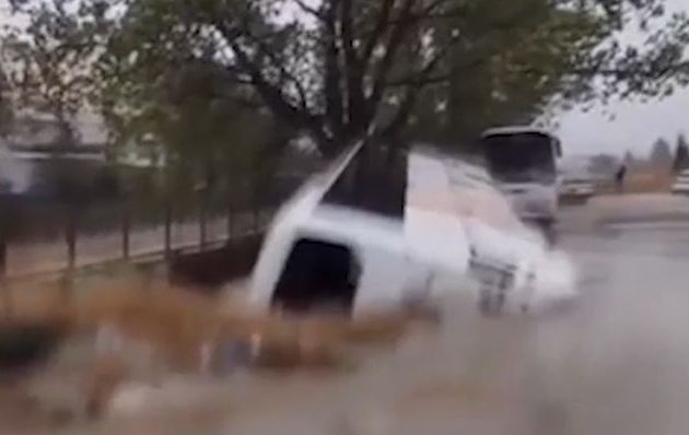 Βόλος: Λεωφορείο βυθίστηκε στα νερά, βούλιαξε στη γη
