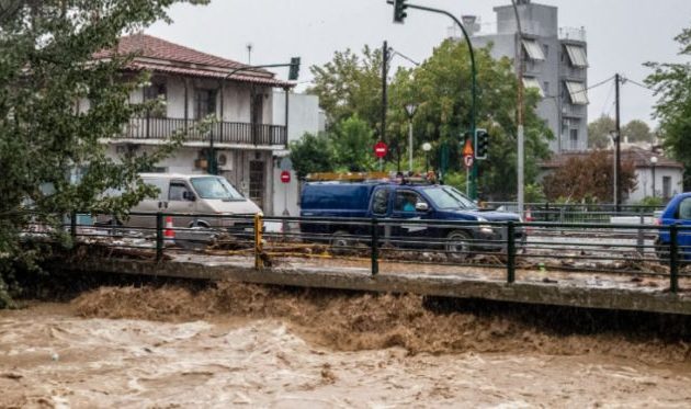 Κακοκαιρία «Ντάνιελ»: Στη Μαγνησία διαβρώθηκε η άσφαλτος – Απαγόρευση κυκλοφορίας